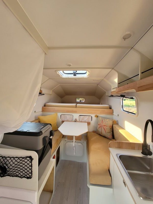 Intérieur cellule pick-up Grand Voyage TIPI4x4 avec douche fixe