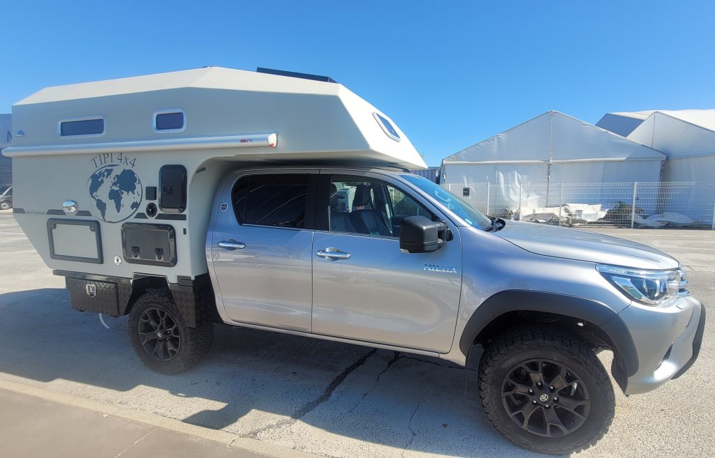 Aménagement cellule plateau TIPI4x4 pour voyage en autonomie
