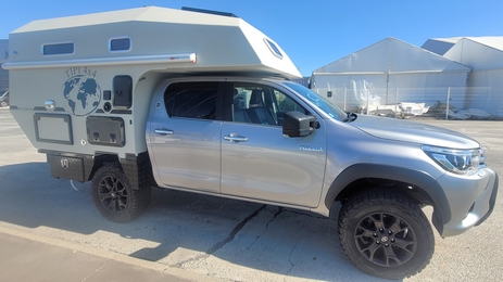 Cellule plateau TIPI4x4 sur pick-up 4x4 aménagé pour le voyage en famille