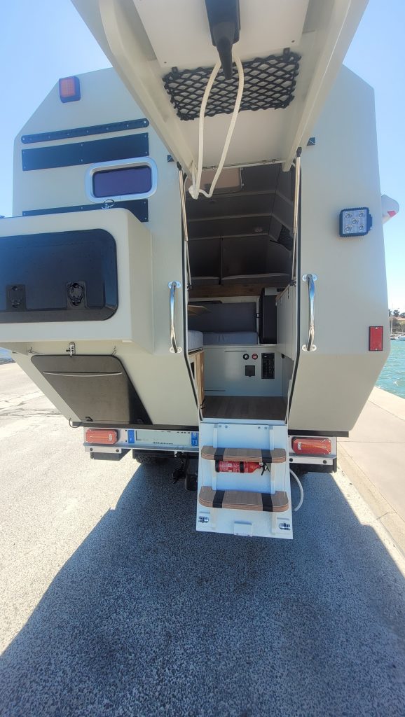 Cellule plateau pour famille de 4 sur pick-up tout-terrain