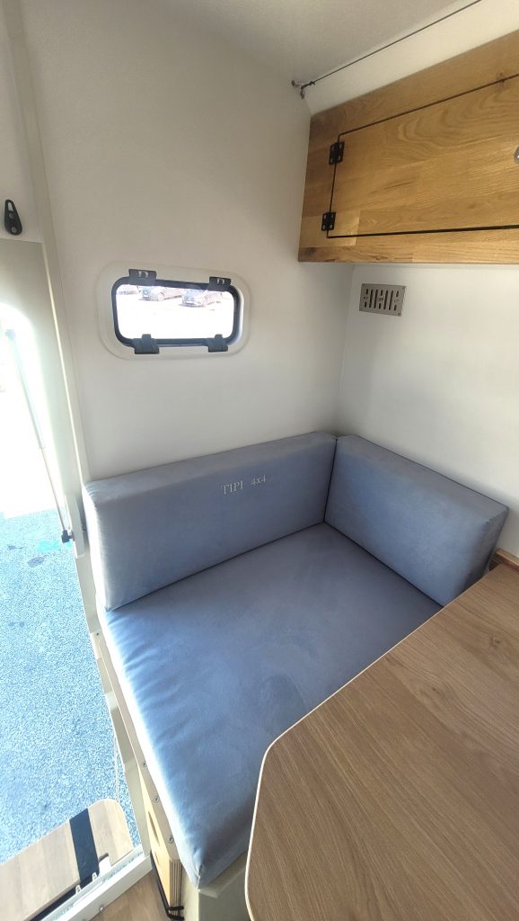 Intérieur cellule plateau TIPI4x4 adaptée pour une famille de 4