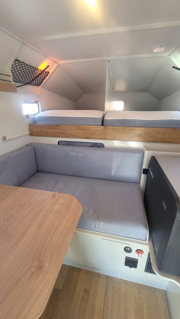 Intérieur cellule plateau TIPI4x4 adaptée pour une famille de 4