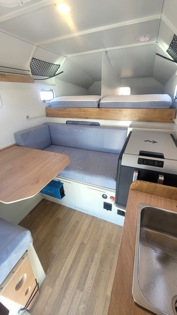 Cellule plateau pour famille de 4 sur pick-up tout-terrain
