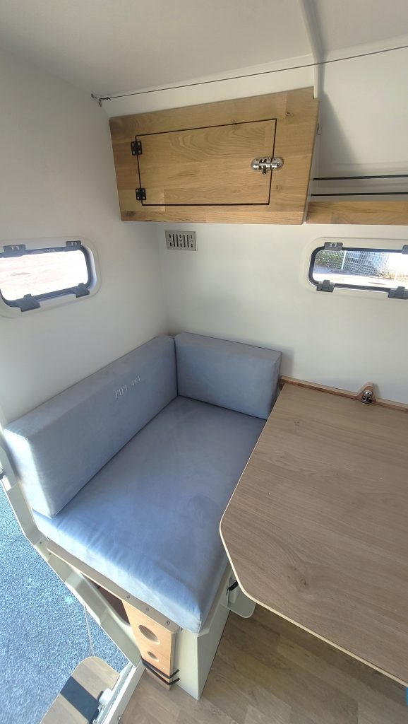Espace repas dans une cellule plateau pour pick-up 4x4