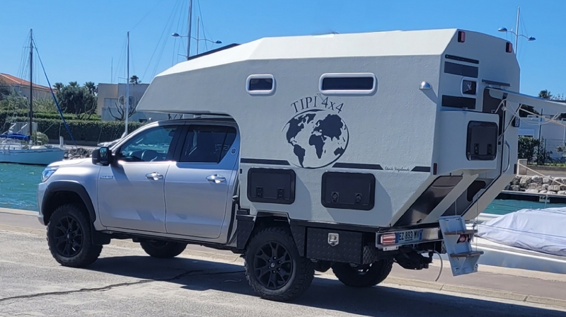 Cellule plateau TIPI4x4 sur pick-up 4x4 aménagé pour le voyage en famille