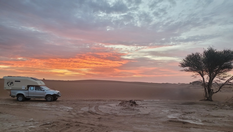 Pick-up équipé d'une cellule TIPI4x4 dans les dunes du désert de Chegaga au Maroc.