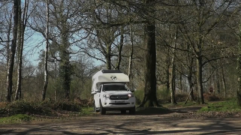 Cellule TIPI4x4 installée sur un pick-up 4x4 sur une piste forestière lors d'un voyage de Dany Marique.