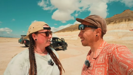 Ismé et Toto, les Pépitoys, devant leur pick-up équipé d'une cellule TIPI4x4 lors de leur voyage au long cours.