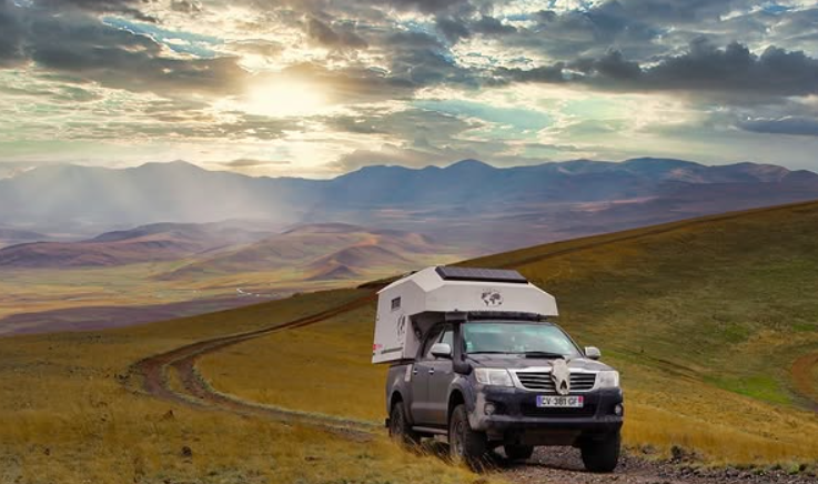 Pick-up équipé d'une cellule TIPI4x4 dans les paysages volcaniques d'Arménie lors du voyage des Pépitoys.