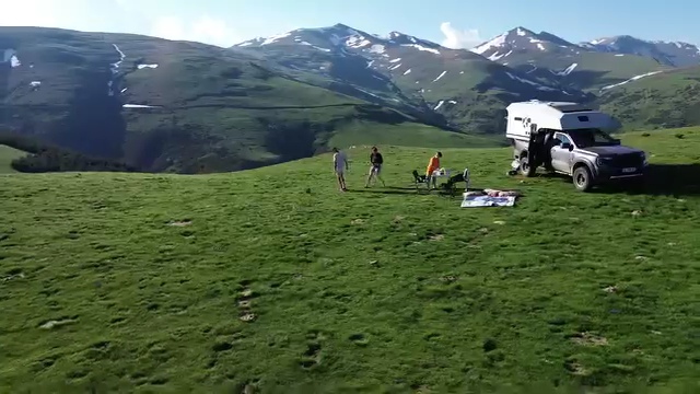 Pick-up équipé d'une cellule TIPI4x4 au cœur des Pyrénées lors d'un voyage en famille