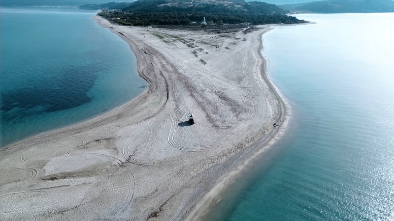 Cellule TIPI4x4 sur une plage vue du drone lors du voyage de Stef et Nico.