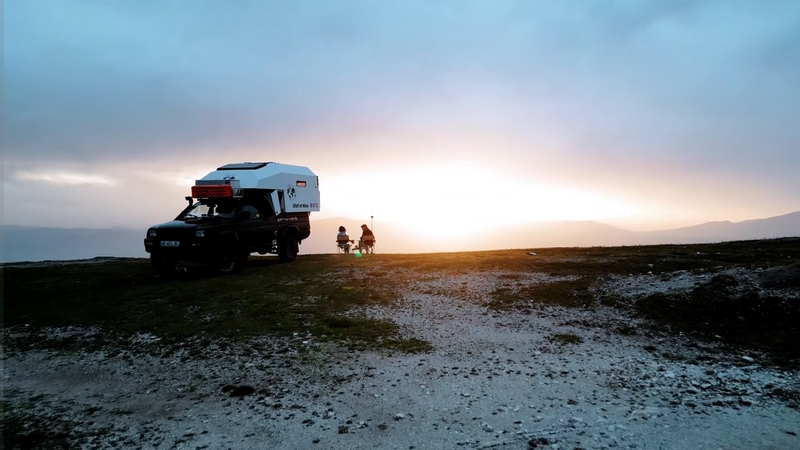 Pick-up équipé d'une cellule TIPI4x4 lors d'un bivouac au coucher du soleil pendant le voyage de Stef et Nico.