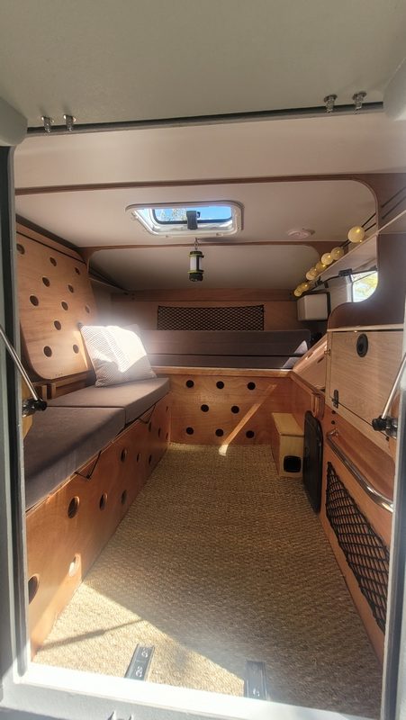 Intérieur de la cellule Box3 TIPI4x4 avec espace de vie et rangements