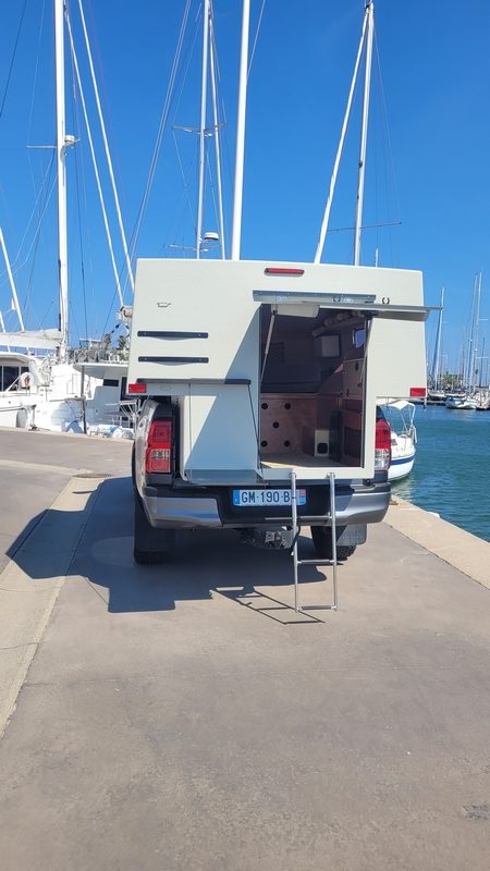 Cellule Box3 TIPI4x4 vue arrière avec échelle extérieure déployée