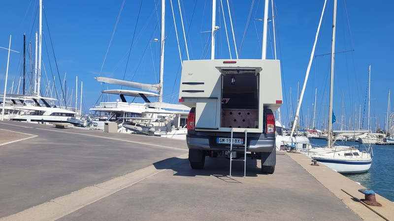 Cellule Box3 TIPI4x4 vue de l’arrière sur pick-up