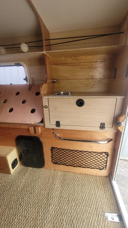 Évier inox avec placard de rangement sous évier dans la cellule BOX3 TIPI4x4