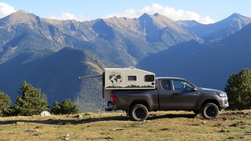 Cellule Box 3 TIPI4x4 devant la chaine des Pyrénées